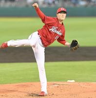 　３回、２番手で登板する広島・森下（撮影・飯室逸平）