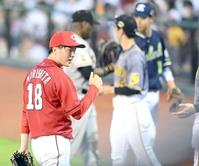 　４回、笑顔でベンチへ戻る広島・森下（撮影・飯室逸平）