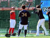 　オリックス・吉田正（中）、ソフトバンク・柳田（右）と談笑する広島・菊池涼（左）＝撮影・佐藤厚