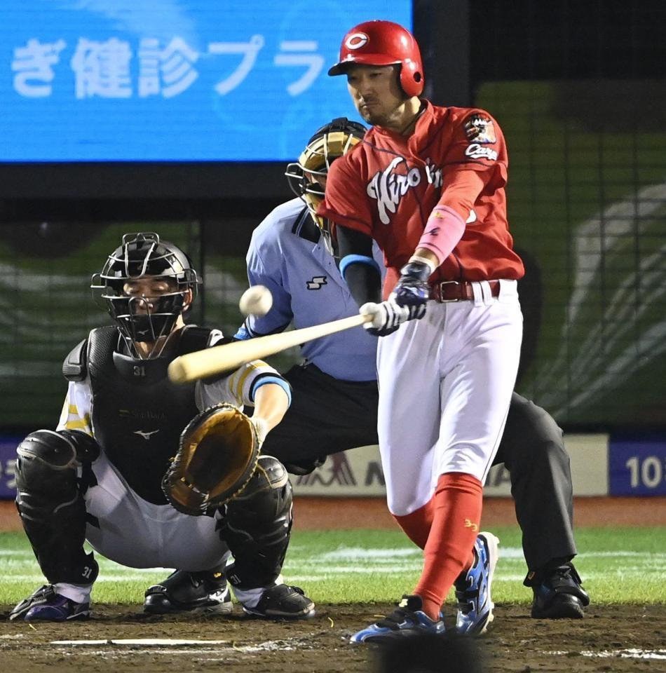 　８回、安打を放つ代打広島・菊池涼（撮影・高石航平）