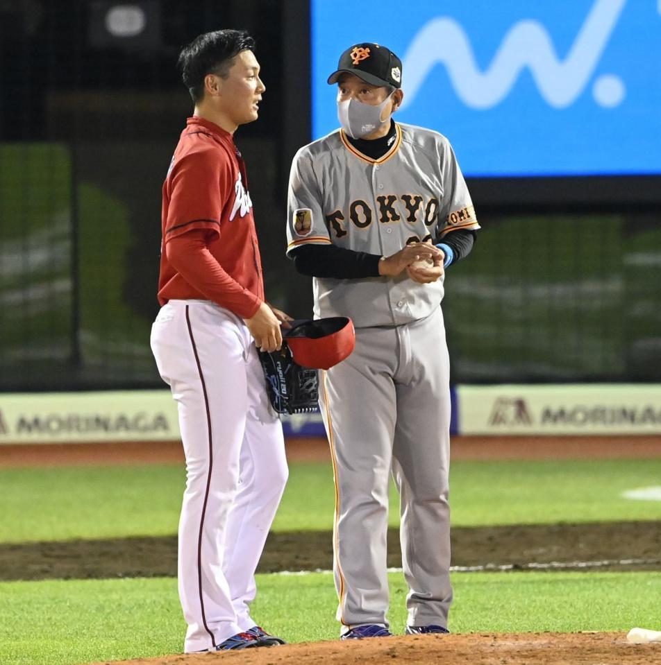　８回、巨人・原監督自らマウンドに上がり、交代を告げた広島・栗林をねぎらう（撮影・高石航平）