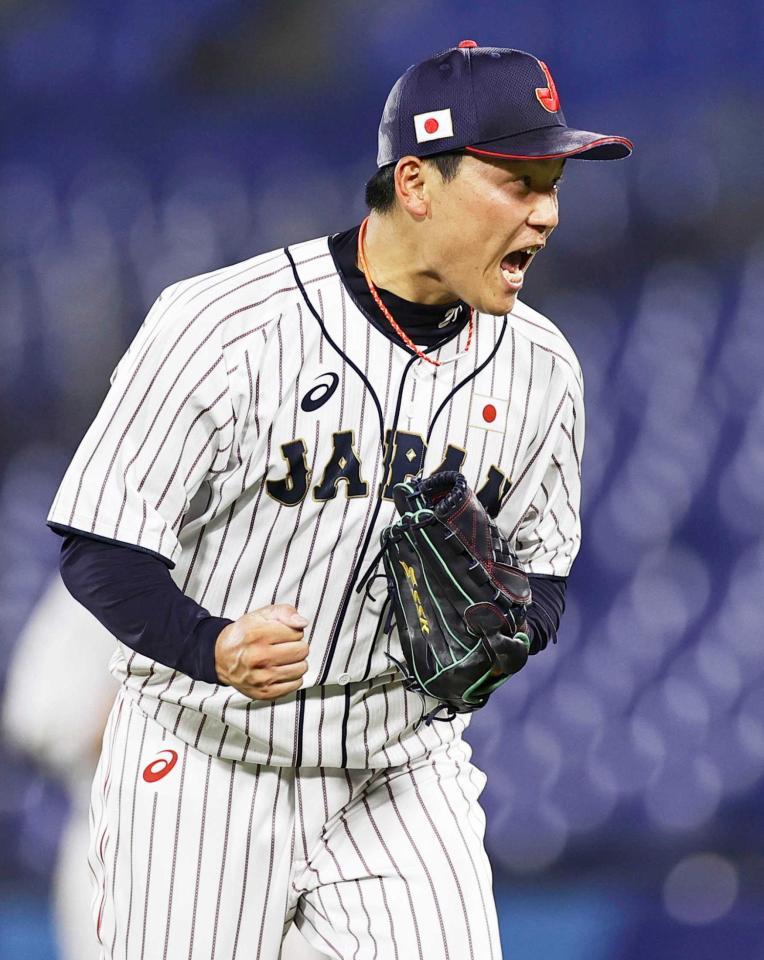 　タイブレークの延長１０回、無得点に抑え、雄たけびを上げる栗林（共同）