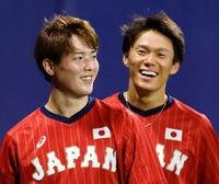 練習中に笑顔を見せる森下（左）と山本