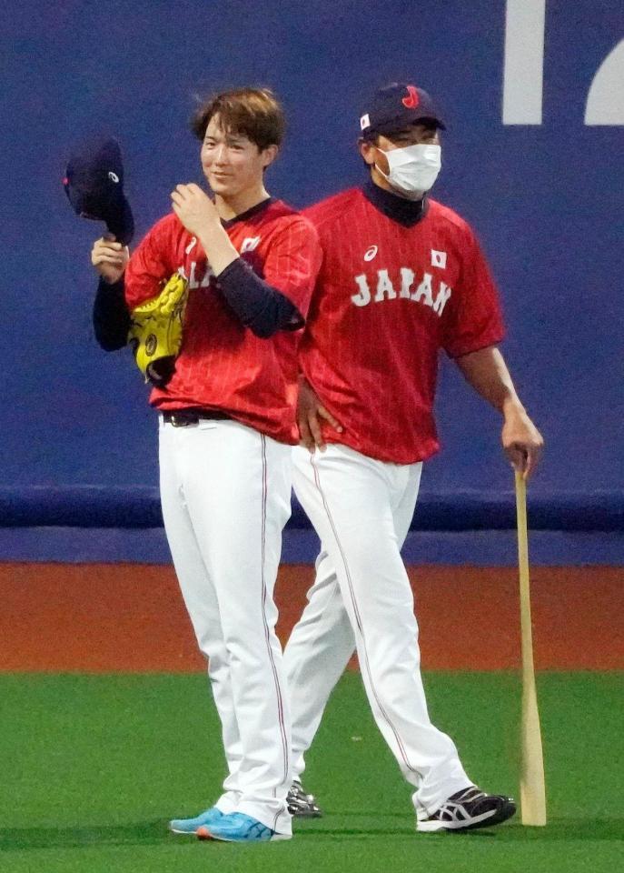 決勝に向けた練習中、稲葉監督（右）に声を掛けられた森下