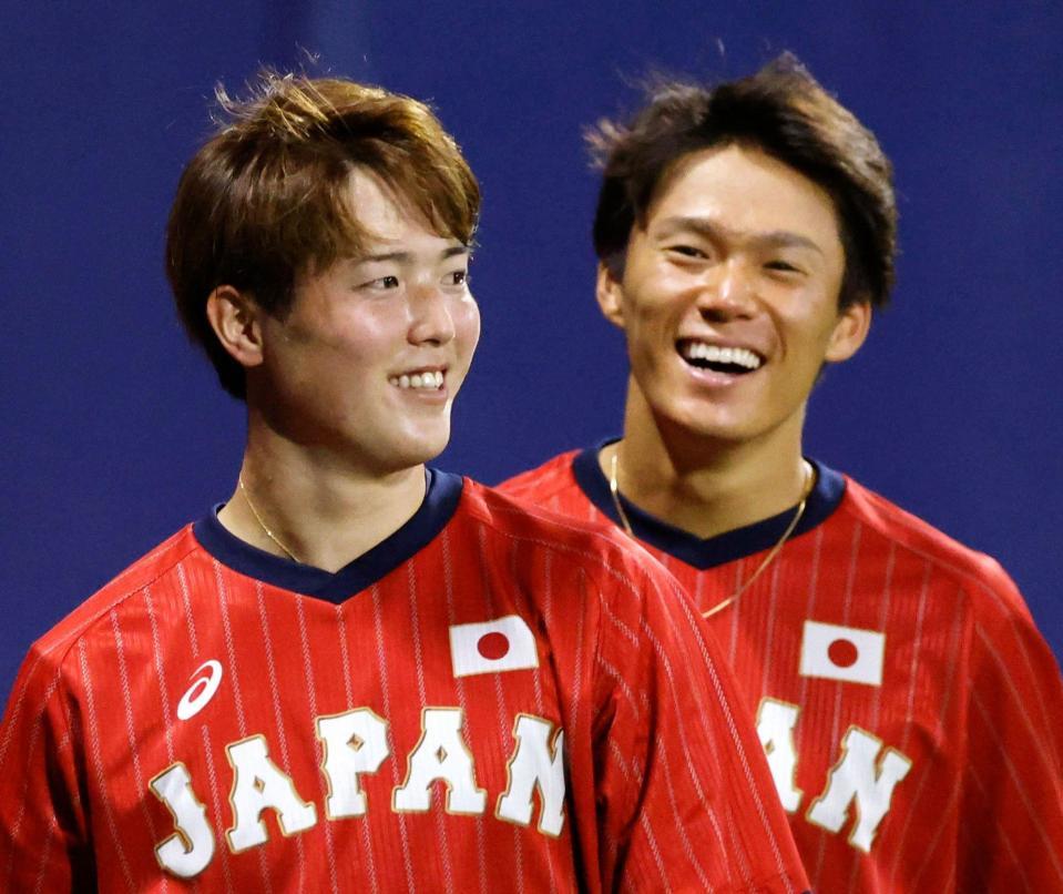 練習中に笑顔を見せる森下（左）と山本