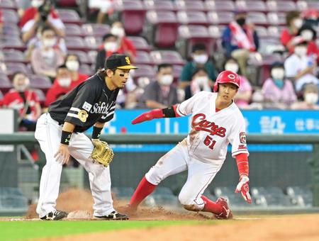 ３回、林の右前打で三塁へ滑り込む一走・小園（撮影・立川洋一郎）