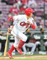 　３回、中前打を放つ小園（撮影・立川洋一郎）