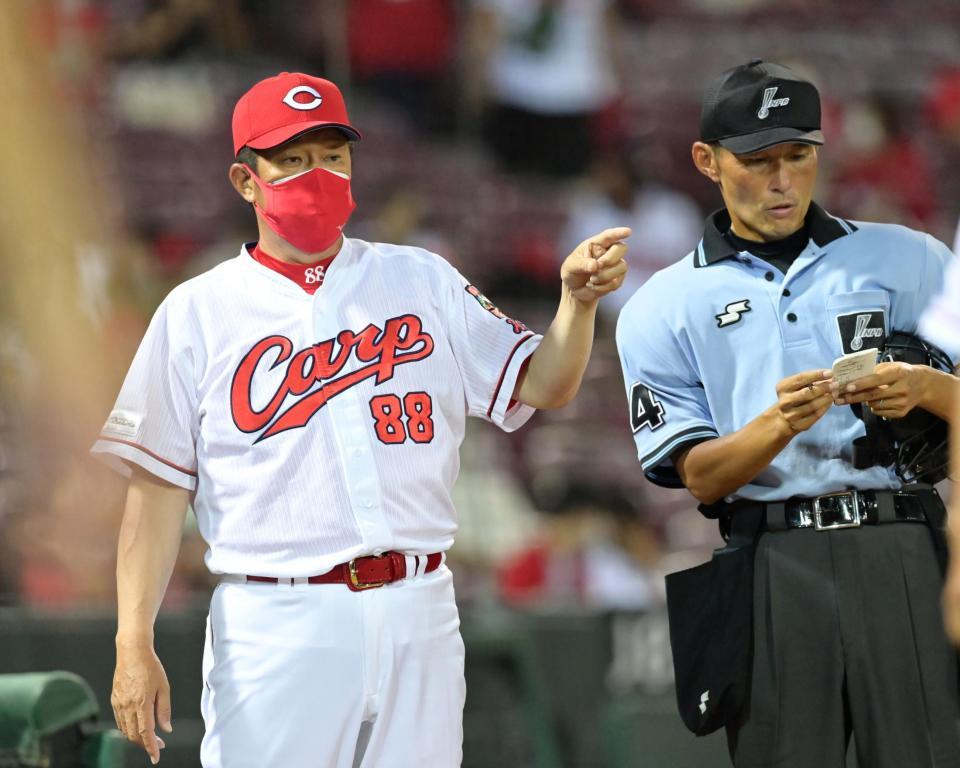 　選手交代を球審に告げる佐々岡監督（撮影・立川洋一郎）