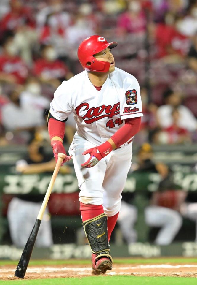 　５回、バックスクリーン右に飛び込むソロを放つ林（撮影・立川洋一郎）