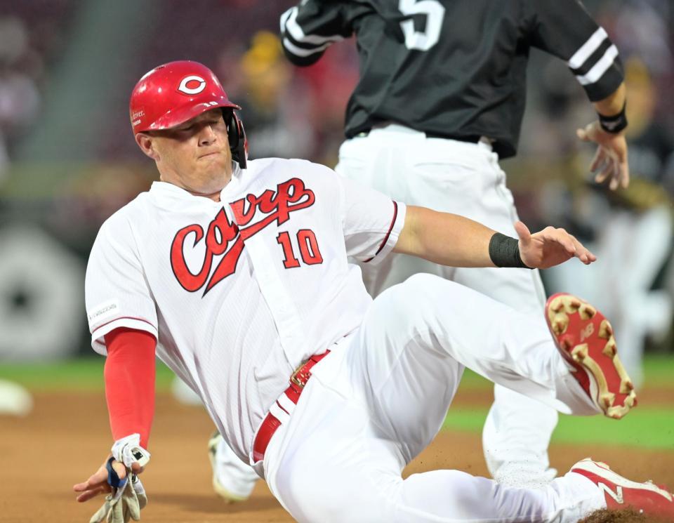 　４回、坂倉の右前打で一気に三塁へ滑り込む一走・クロン（撮影・立川洋一郎）