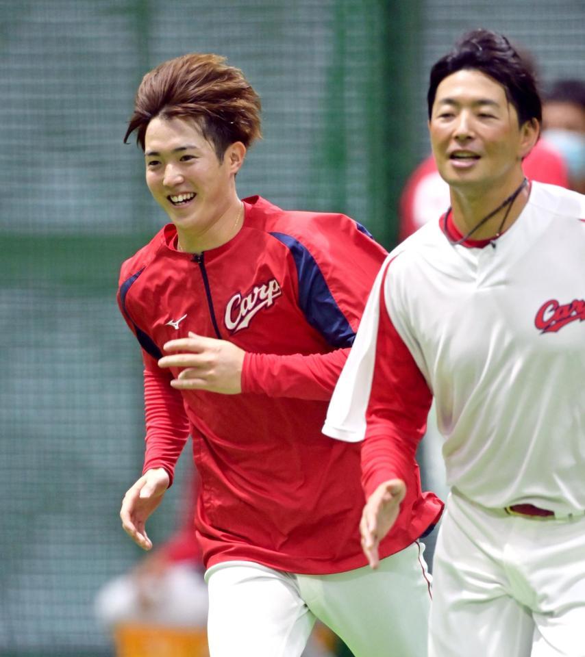 大瀬良大地（右）と並んでダッシュする森下（撮影・立川洋一郎）