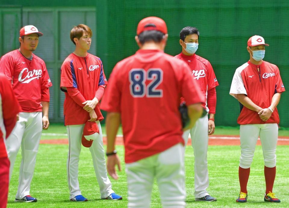 練習前の円陣に加わる（左から）鈴木誠、森下、栗林、菊池涼（撮影・立川洋一郎）