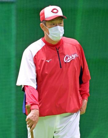 　練習を見守る佐々岡監督（撮影・立川洋一郎）