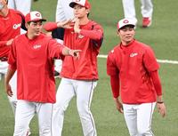 　栗林（右）らと話す九里（左）＝撮影・飯室逸平