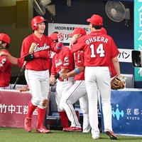 　１回、笑顔で大瀬良（１４）とタッチを交わす小園（撮影・飯室逸平）