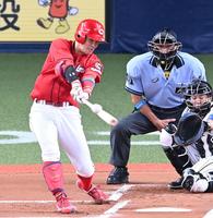 　１回、先制タイムリー三塁打を放つ小園（撮影・飯室逸平）