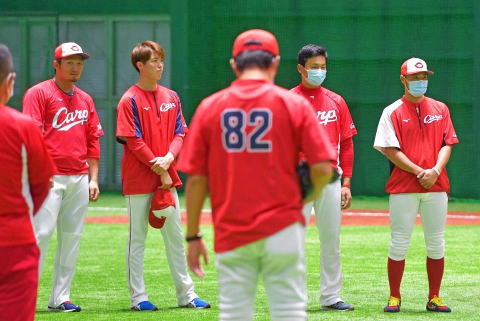 　練習前の円陣に加わる（左から）鈴木誠、森下、栗林、菊池涼