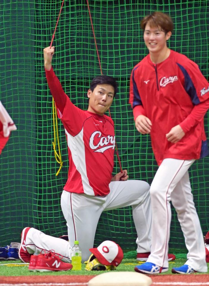 　森下（右）と共にチームに合流して練習する栗林（撮影・立川洋一郎）