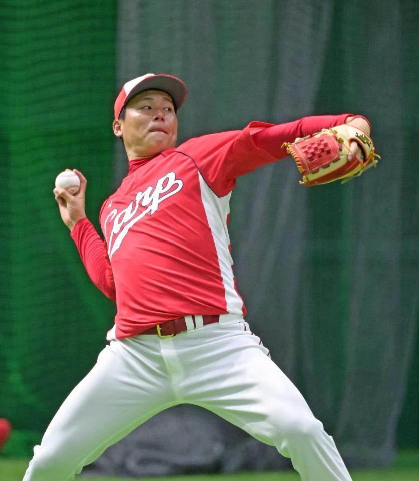 　投球練習する広島・栗林良吏