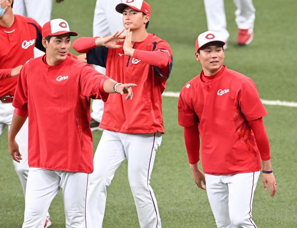 　栗林（右）らと話す九里（左）＝撮影・飯室逸平