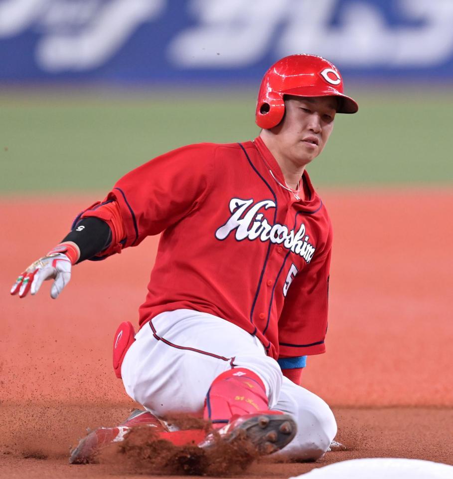 　１回、右中間へ先制適時三塁打を放って滑り込む小園（撮影・立川洋一郎）