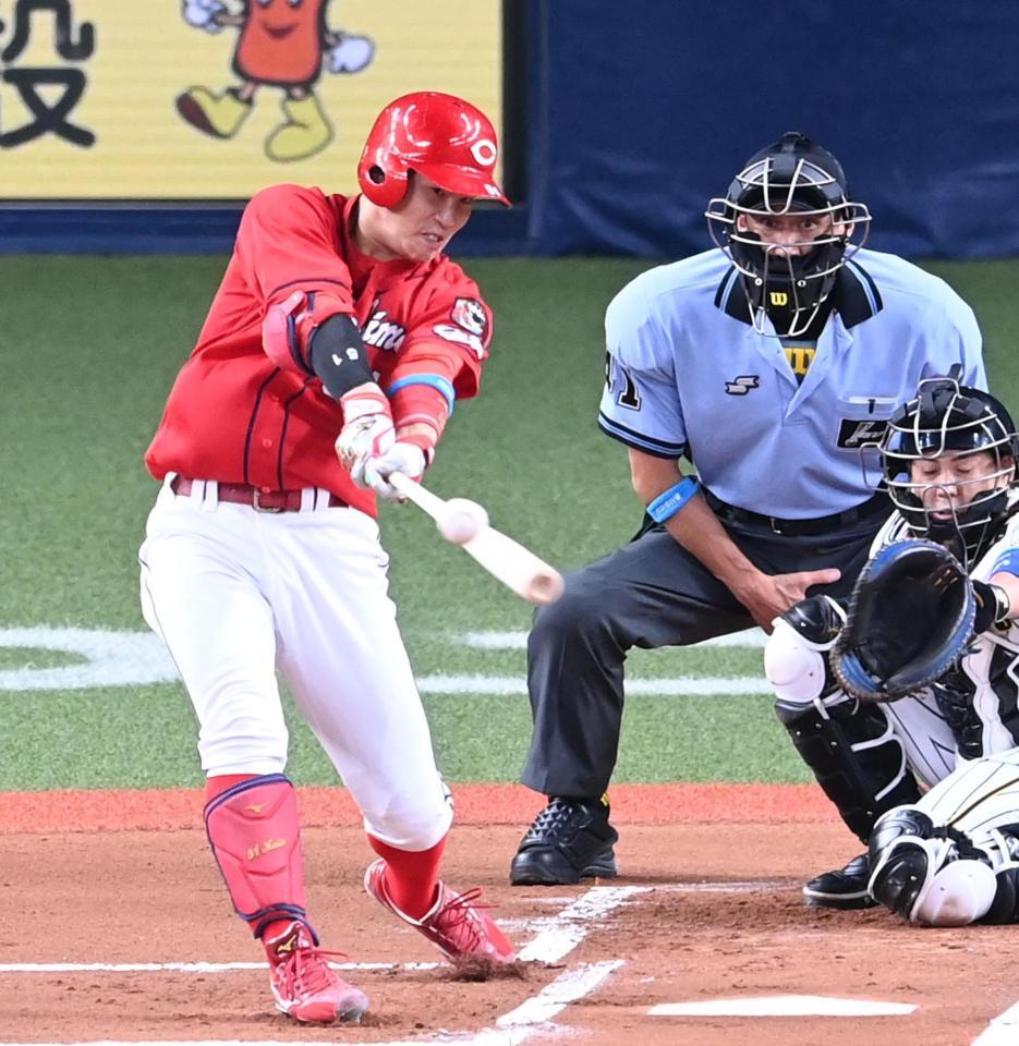 　１回、先制タイムリー三塁打を放つ小園（撮影・飯室逸平）