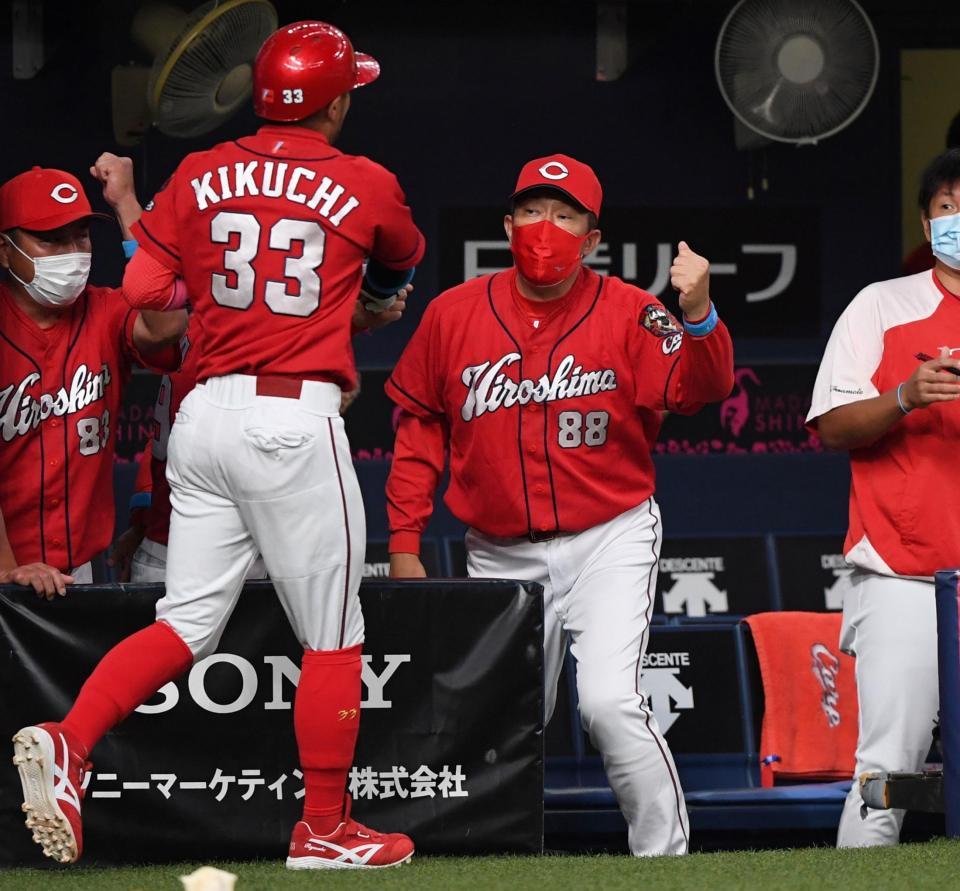 　１回、生還した菊池涼を迎える佐々岡監督（撮影・田中太一）