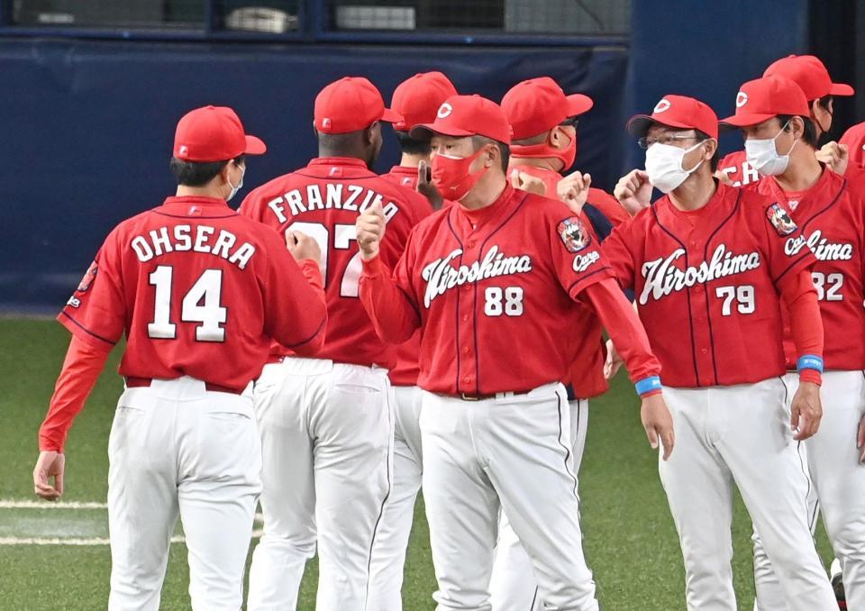 　大瀬良を迎える佐々岡監督（撮影・飯室逸平）