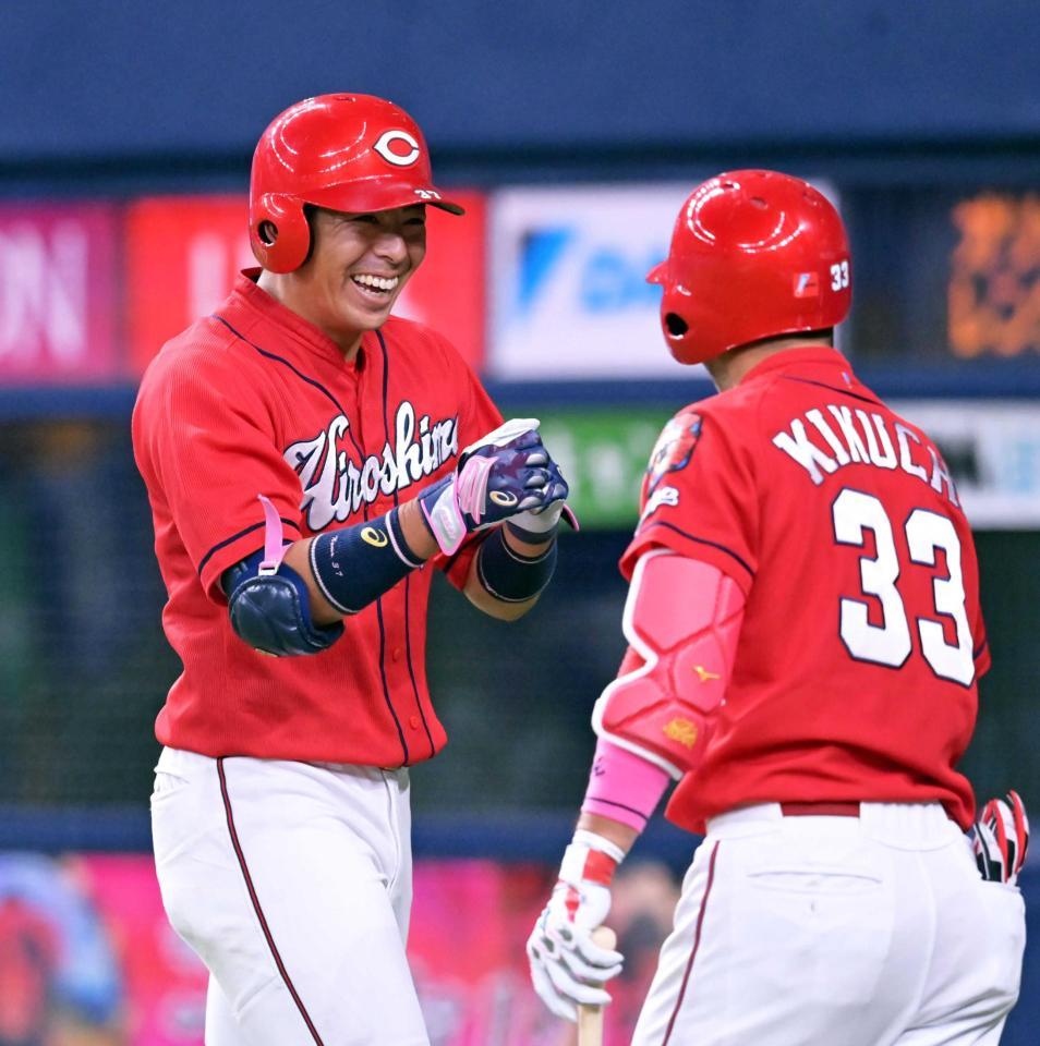 　５回、ソロを放って生還し菊池涼（右）とタッチを交わす野間  