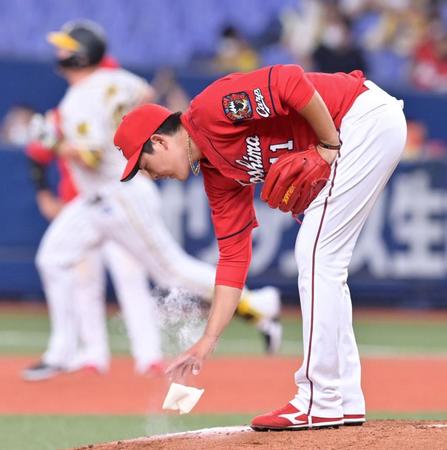 　３回、サンズ（左）にソロを浴びる九里（撮影・立川洋一郎）