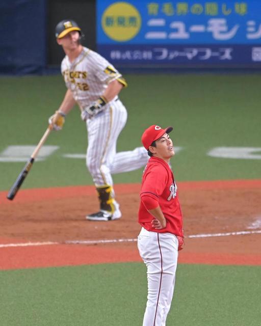 【写真】サンズの打球を行方を見つめる広島・九里