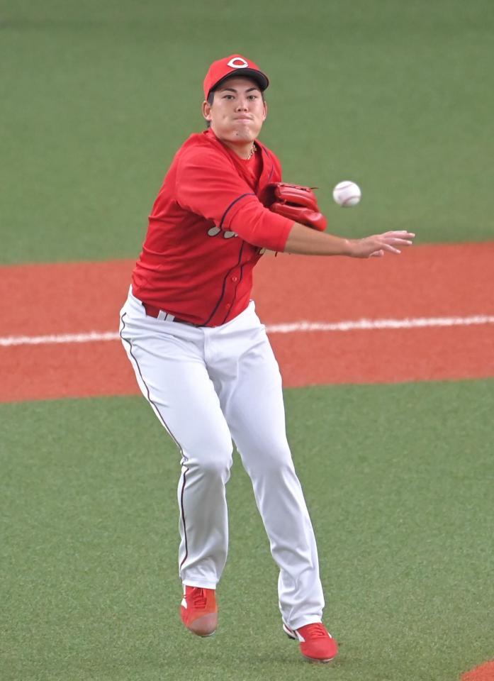 ２回、阪神・中野拓夢の投ゴロを処理するも、二塁に悪送球する広島・九里亜蓮＝京セラドーム（撮影・高部洋祐）