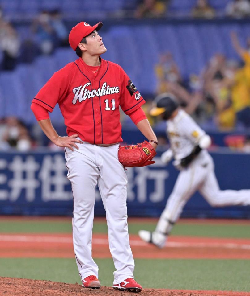 　４回、大山（右）に２者連続本塁打となるソロを浴びる九里（撮影・立川洋一郎）