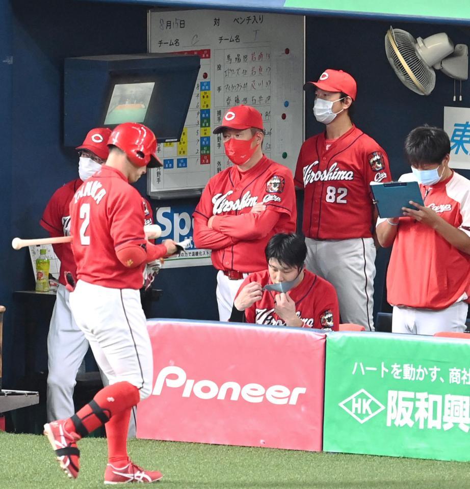 ４回、ベンチで厳しい表情の佐々岡監督（中央）＝撮影・飯室逸平