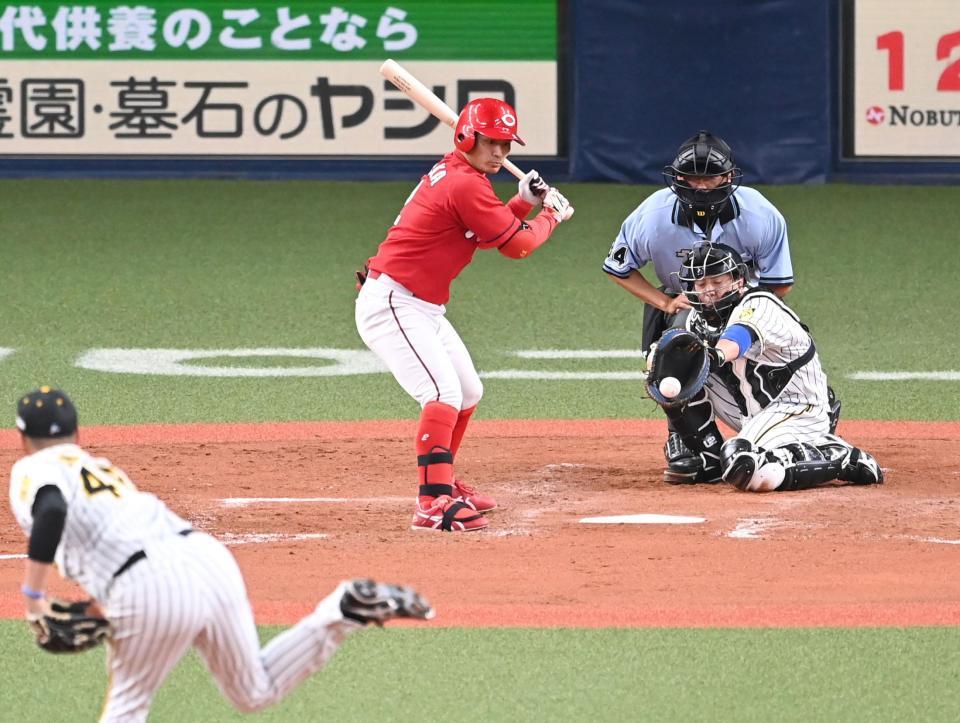 ４回広島、１死一、二塁、代打で見逃し三振に倒れる広島・田中広輔＝京セラドーム（撮影・飯室逸平）