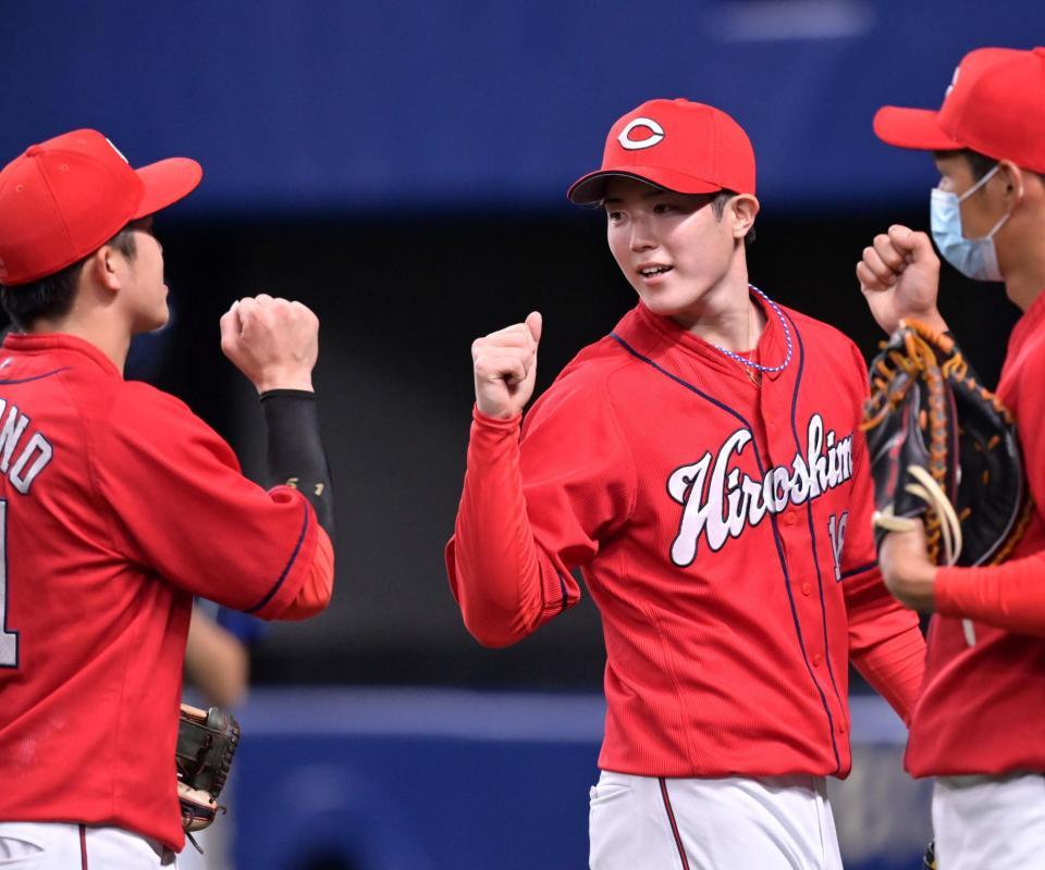 　１回を三者凡退で終えて、ベンチへ戻る森下（撮影・立川洋一郎）