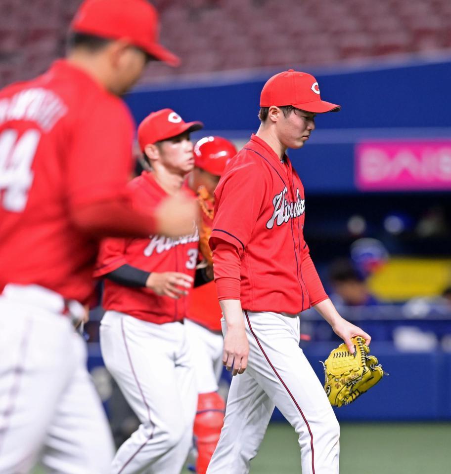 　７回裏に追加点を許し、力なくベンチへ引き揚げる森下（右）＝撮影・立川洋一郎