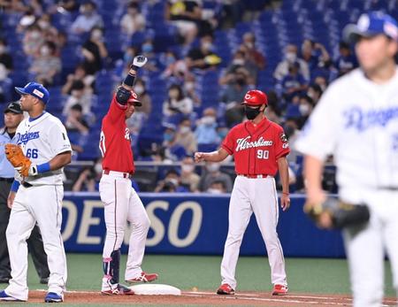 　５回、先制適時打を放ち、ベンチへ向かってガッツポーズを見せる野間（撮影・立川洋一郎）