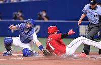５回、長野の一ゴロの間に本塁へ突入するもタッチアウトになる三走・鈴木誠。左は捕手のＡ・マルティネス（撮影・立川洋一郎）