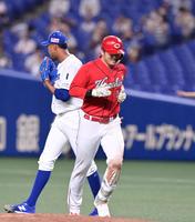 ９回、右飛に倒れてベンチへ引き揚げる鈴木誠。左は投手・Ｒ・マルティネス（撮影・立川洋一郎）