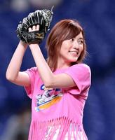 　始球式を務める松井珠理奈（撮影・立川洋一郎）