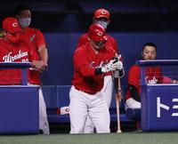 　１回、バットの「重り」が取れず焦る鈴木誠（中央）