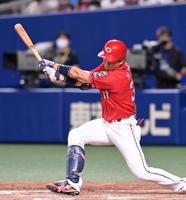 　５回、先制適時打を放つ野間（撮影・立川洋一郎）