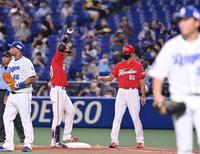 　５回、先制適時打を放ち、ベンチへ向かってガッツポーズを見せる野間（撮影・立川洋一郎）