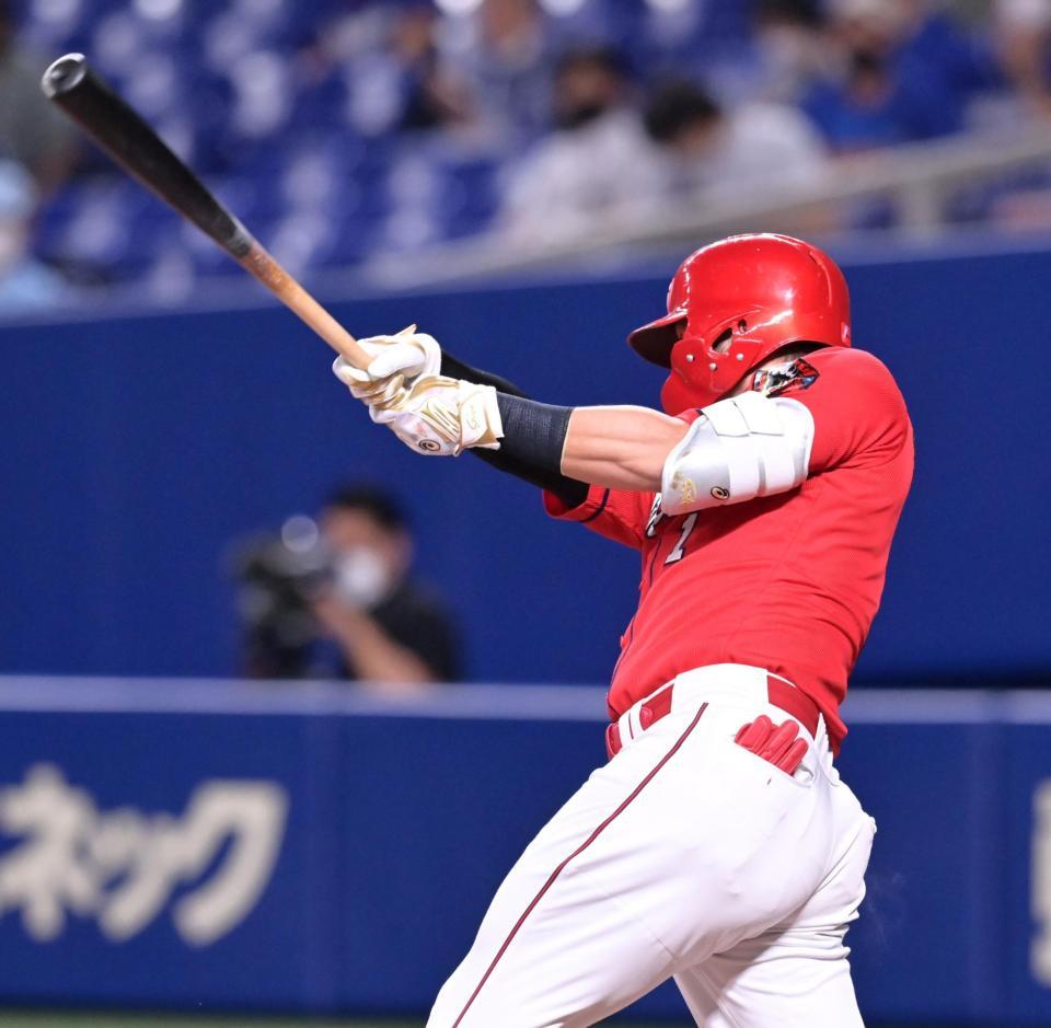 ５回、中前打を放つ鈴木誠（撮影・立川洋一郎）