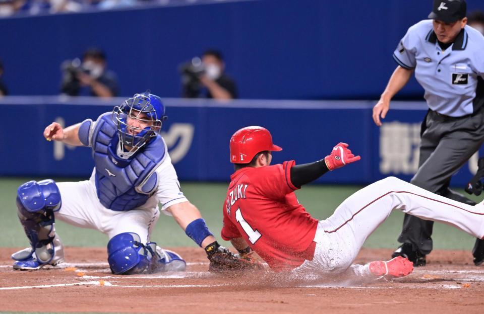 ５回、長野の一ゴロの間に本塁へ突入するもタッチアウトになる三走・鈴木誠。左は捕手のＡ・マルティネス（撮影・立川洋一郎）