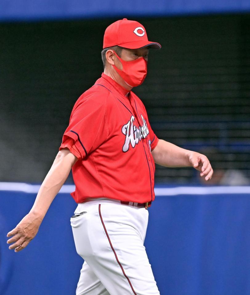 選手交代を告げてベンチへ戻る佐々岡監督（撮影・立川洋一郎）