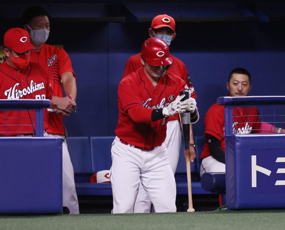 　１回、バットの「重り」が取れず焦る鈴木誠（中央）