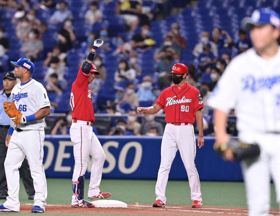 　５回、先制適時打を放ち、ベンチへ向かってガッツポーズを見せる野間（撮影・立川洋一郎）