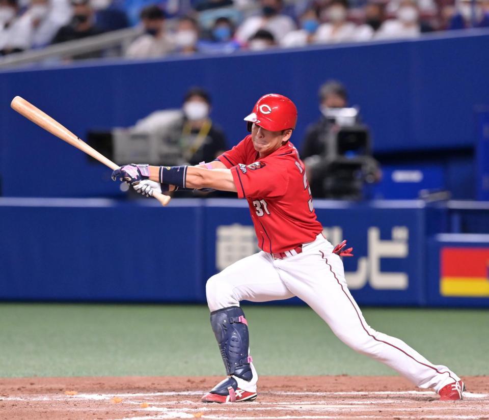 　７回、適時三塁打を放つ野間（撮影・立川洋一郎）